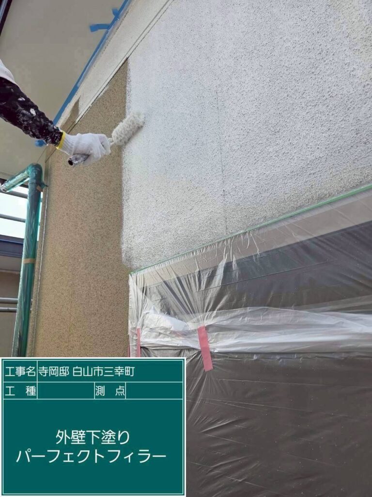 今回のように細かなヘアクラックが多数確認された住宅では、下地の状態を確認しながら塗装工程を進めることが重要になります。